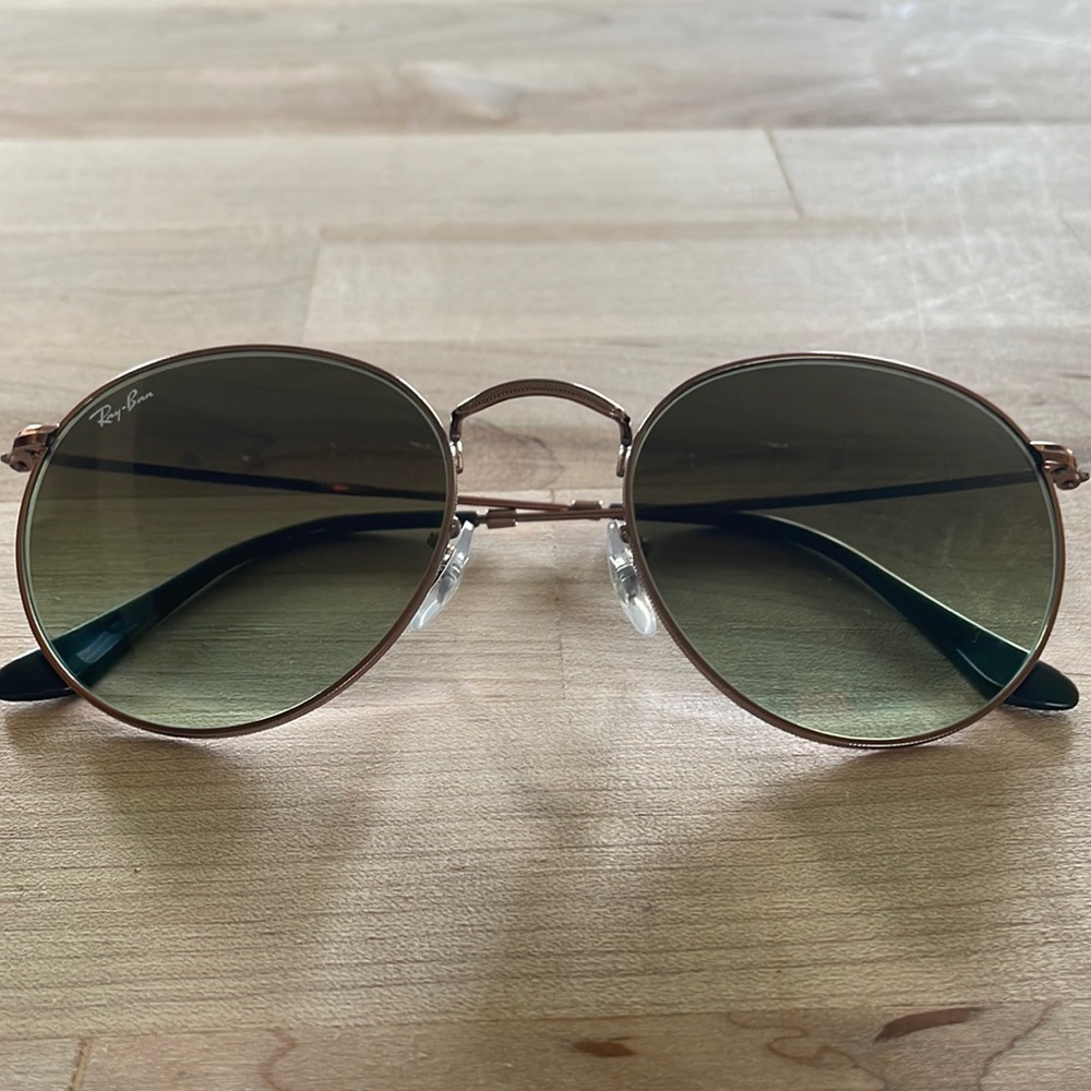 Ray-ban round flat lenses, black gradient lens with rose gold/copper metal frame
